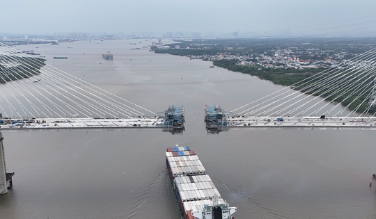 Chưa đầy 1 tháng nữa, chính thức hợp long cây cầu dây văng có tĩnh không cao nhất Việt Nam