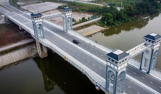 Việt Nam lần đầu tiên xây dựng cầu có tháp vọng cảnh: Án ngữ trên tuyến đường nghìn tỷ với kiến trúc khác lạ