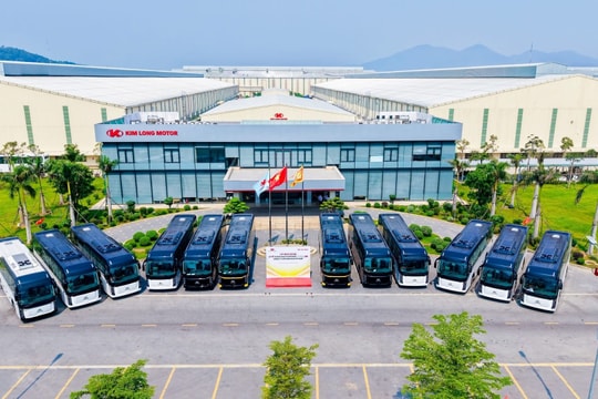 Hãng xe Việt Kim Long Motor bàn giao tiếp 12 chiếc bus ghế ngồi