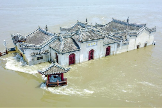 Huy động hàng nghìn khối đá đỏ xây 'kỳ quan' kiên cố nằm giữa lòng sông dài nhất châu Á, tồn tại suốt 700 năm bất chấp đại hồng thủy