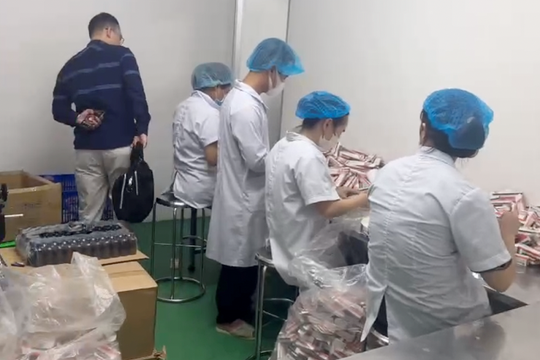 Khởi tố nam Giám đốc công ty sản xuất hàng chục nghìn chai dung dịch vệ sinh phụ nữ giả