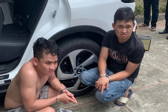 Kiểm tra đột xuất một ô tô trên đường, phát hiện 2 túi ni lông bột trắng, 2 đối tượng bị khởi tố