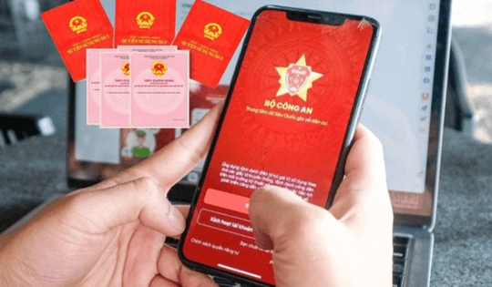 Cán bộ UBND phường yêu cầu tích hợp sổ đỏ vào VNeID, người dân cần chú ý