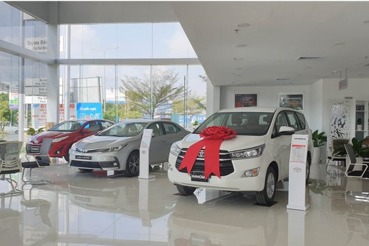 Không cạnh tranh nổi xe điện, nhiều doanh nghiệp và đại lý ô tô phải giảm giá cả trăm triệu đồng để hút khách