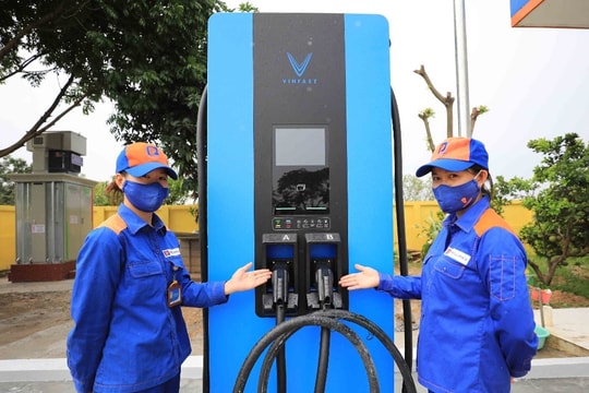 V-Green bắt tay PVOIL, Petrolimex liên minh Xuân Cầu: Hơn 6.000 cửa hàng sắp vừa bán xăng, vừa đổi pin, sạc xe điện