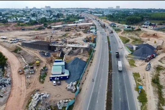 Vành đai 3 TP.HCM mới đạt 76%, giá dầu tăng sốc gần 45.000 đồng/lít khiến nhà thầu 'ngộp thở'