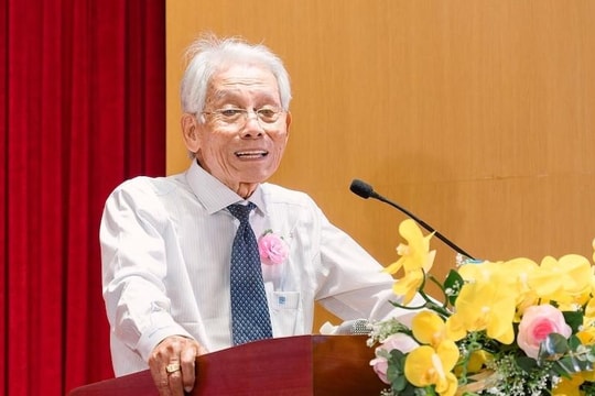 Phó Giáo sư 91 tuổi dành tiền tỷ lập quỹ học bổng cho học trò