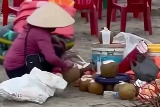Cấm bà Lê Thị Xuân, 58 tuổi kinh doanh tại khu du lịch biển nổi tiếng
