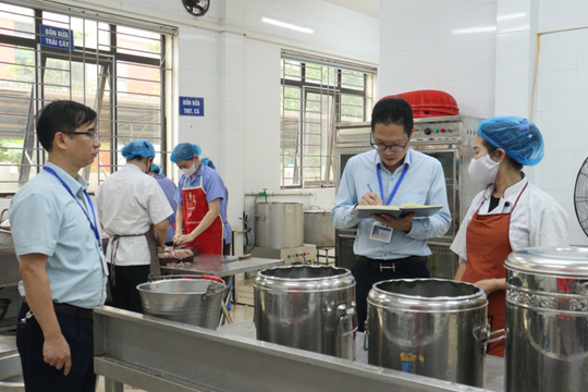 Xử phạt hành chính 179 triệu đồng đối với 9 bếp ăn tập thể ở trường học và khu công nghiệp