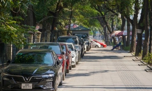 Một loại phí dự kiến tăng mạnh: Người đi ô tô, xe máy ở Hà Nội đứng trước áp lực lớn