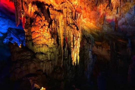 Hang động hoang sơ được ví như 'kỳ quan', nằm gần hồ nước ngọt 200 triệu năm 'đẹp nhất thế giới' của Việt Nam