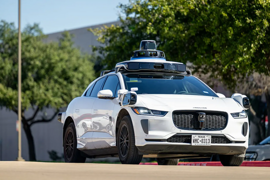 Công ty Mỹ triệu hồi gần 4.000 robotaxi sau khi xe tự lao vào vùng ngập nước