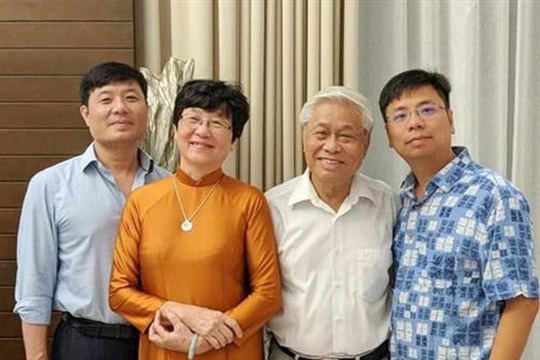 Nhà thơ, nhà báo nổi tiếng VN có con là 'thần đồng' Toán học lừng danh, làm Giám đốc viện nghiên cứu dữ liệu của tỷ phú Phạm Nhật Vượng