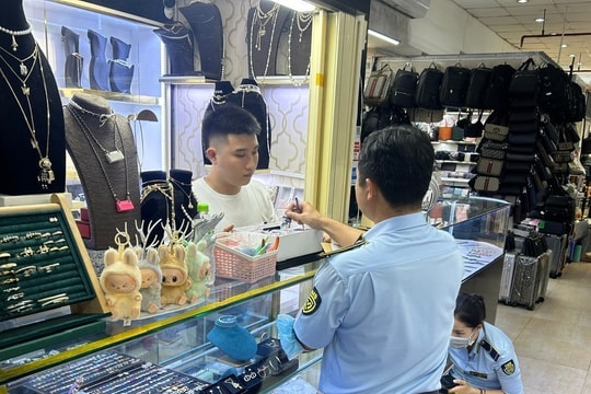 Lại phát hiện hàng giả, hàng nhái ở 'thiên đường mua sắm' TPHCM