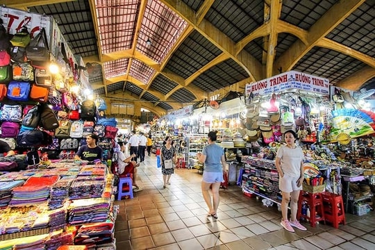 'Lì' như Saigon Square, chợ Bến Thành: Hàng giả vẫn bày bán công khai, tiểu thương 'phím' nhau tẩu tán