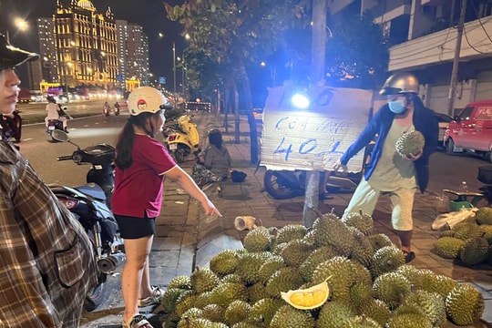Người dân TPHCM đổ xô ‘săn’ sầu riêng giá siêu rẻ