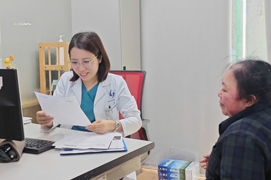Nữ Phó Giáo sư trẻ nhất Việt Nam 40 tuổi ‘quê lúa’, hiện là Bác sĩ và giữ chức Phó trưởng khoa, luôn dành sự quan tâm đến người già