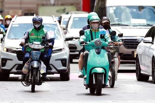 Hà Nội sẽ 'xoá sổ' hoàn toàn xe ôm và taxi chạy bằng xăng