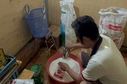 Khám xét đột xuất nhiều địa điểm, tịch thu 305 gói bột ngọt, 23.000 bao bì giả thương hiệu Ajinomoto: Khởi tố 3 đối tượng