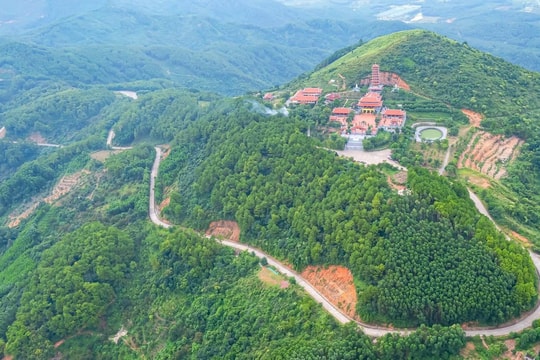 Ngôi chùa nằm trên đỉnh núi cao 500m, nắm giữ 4 kỷ lục Việt Nam, có hàng chục tượng pháp hồng ngọc nguyên khối