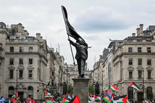 London bùng nổ biểu tình kép, Thủ tướng Starmer gánh thêm áp lực