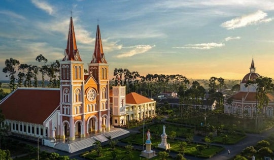 Miền Tây sở hữu một nhà thờ với kiến trúc Gothic Pháp hiếm thấy, tồn tại đã gần 140 năm