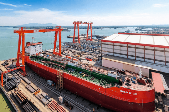 Choáng ngợp với tàu chở dầu 21.800 tấn dài 153m vừa hạ thủy thành công: Kỳ tích từ doanh nghiệp Việt cấp thép cho sân vận động lớn nhất thế giới