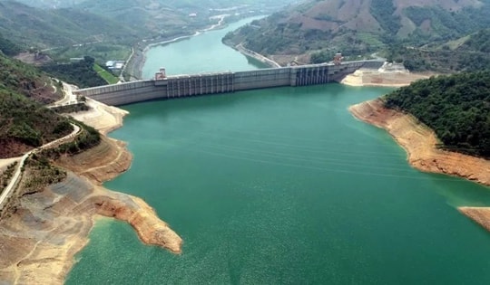 Việt Nam chính thức động thổ dự án điện mặt trời giữa lòng hồ nhà máy thủy điện lớn nhất Đông Nam Á, vốn đầu tư 17.000 tỷ