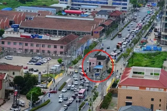 Đòi đủ 6 căn nhà trung tâm, gần 400 tỷ tiền mặt mới rời đi, người đàn ông thản nhiên sống giữa đường quốc lộ suốt 14 năm