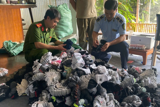 Đột kích nhà ông N.V.M., tịch thu 5.300 đôi tất, 130 áo phông mang thương hiệu nổi tiếng