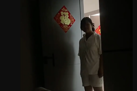 Biết con gái 'chốt sổ' của lớp, người đàn ông lập tức nói một câu khiến nhiều phụ huynh tranh cãi, có người phê phán: 'Quá ích kỷ'