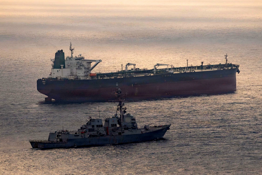 Iran ‘bật đèn xanh’ cho hàng loạt siêu tàu rời Hormuz, những nước nào được qua?