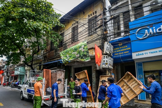 Di dời người dân khỏi chung cư 'chờ sập' ở Ninh Bình