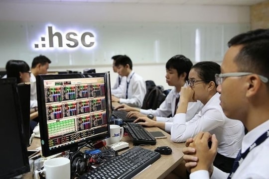 Khi phần lớn cổ phiếu chứng khoán mất 30-50% giá trị, vì sao HCM lại vượt đỉnh lịch sử?