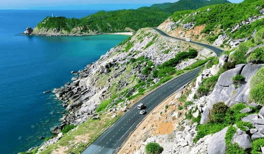 Cung đường ven biển đẹp nhất Việt Nam: Dài 30km, ôm trọn vịnh biển từng in dấu ‘tàu không số’ huyền thoại