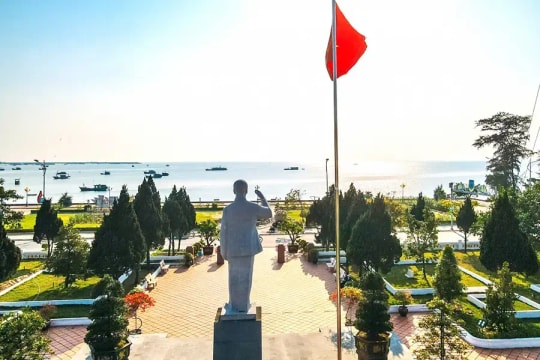 Nơi duy nhất được phép dựng tượng đài Bác Hồ khi Người còn sống: Từ huyện đảo nghèo vươn mình thành 'hòn ngọc xanh', thu hơn 1.110 tỷ từ du lịch