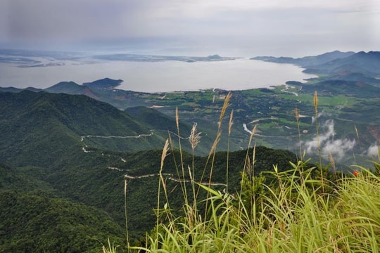 Đỉnh núi cao 1.400m của Việt Nam là nơi mưa nhiều thứ hai thế giới, được ví như 'tiên cảnh xứ Thần Kinh'