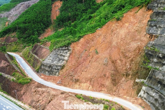 Đất đá, bê tông treo lơ lửng tại điểm sạt lở nút giao cao tốc qua TP. Huế