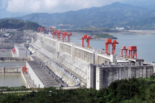 Đánh sập 186.000m3 bê tông nặng 440.000 tấn xuống sông để xây công trình thủy điện lớn nhất thế giới, vốn đầu tư hơn 975.800 tỷ đồng