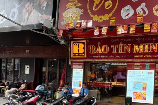 Cảnh tượng lạ trên 'phố vàng' Hà Nội
