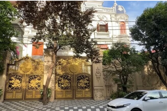 Biệt phủ như lâu đài giữa lòng thành phố của ca sĩ Long Nhật: Nội thất toàn gỗ nguyên khối, chiếc cổng giá trị ngang 1 căn nhà