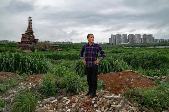 Không hài lòng với tiền đền bù, người đàn ông cố chấp xây nhà thành 'lâu đài' 10 tầng: Chính quyền địa phương cho phá dỡ toàn bộ chỉ trong vài giờ
