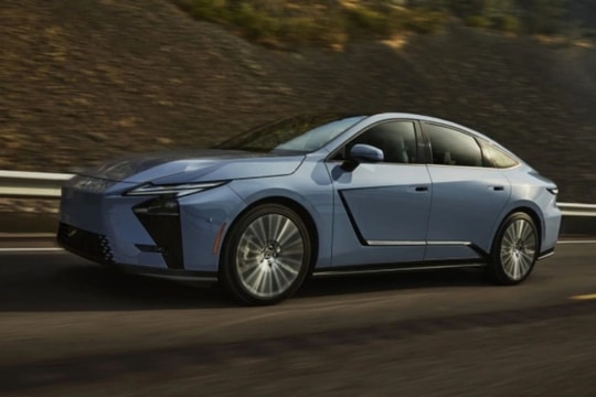 Vén màn bí mật đằng sau quyết định mạo hiểm của Lexus: Tại sao họ vẫn kiên quyết bám trụ với dòng xe sedan gầm thấp giữa thời đại xe đa dụng lên ngôi?