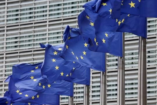 EU bất ngờ muốn dỡ bỏ lệnh cấm chip Trung Quốc để cứu ngành ô tô