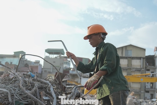 Mặt đường gần 50 độ C, lao động tự do kiệt sức giữa đợt nắng đỉnh điểm ở Hà Nội