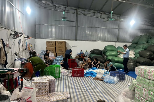 Bóc trần 'công xưởng' băng vệ sinh giả gần 1 tỷ đồng: Nhiều thương hiệu nổi tiếng bị làm nhái ngay tại nhà?