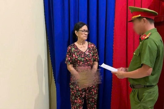 Khám xét khẩn cấp nơi ở, bắt cụ bà 68 tuổi, tịch thu 72 'cây lạ' sau vườn nhà
