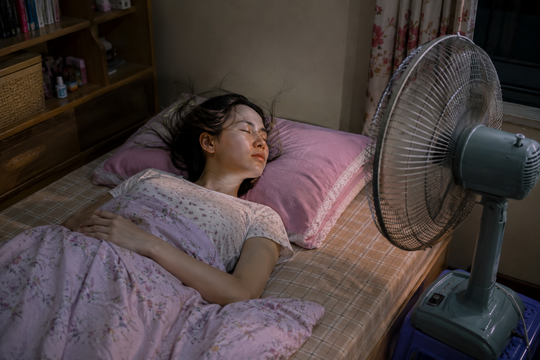 Đêm nóng hầm hập khiến nhiều người mất ngủ: Đây là 8 cách giúp ngủ ngon hơn