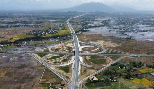 Chỉ vài giờ nữa, chính thức thông xe 20km cao tốc ‘rừng - biển’ đầu tiên của Việt Nam