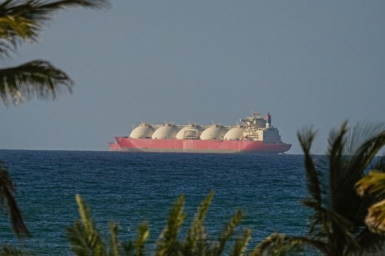 Hàn Quốc nói tên lửa Iran đánh trúng tàu hàng ở eo biển Hormuz